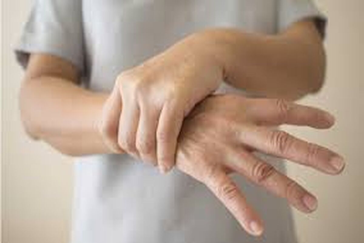 لرزش بدن نشانه چیست؟ | ۷ روش درمان لرزش بدن