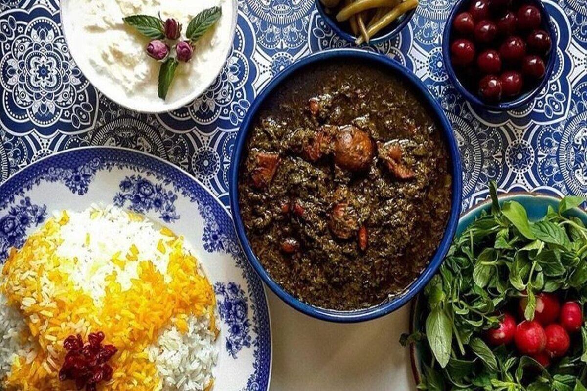 گرفتن تلخی خورشت قرمه سبزی | ۱۰ ترفند آشپزی که فقط کدبانوها می‌دانند