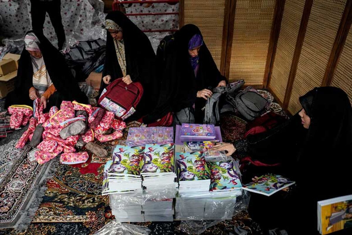 گزارش تصویری | توزیع نوشت‌ افزار ایرانی