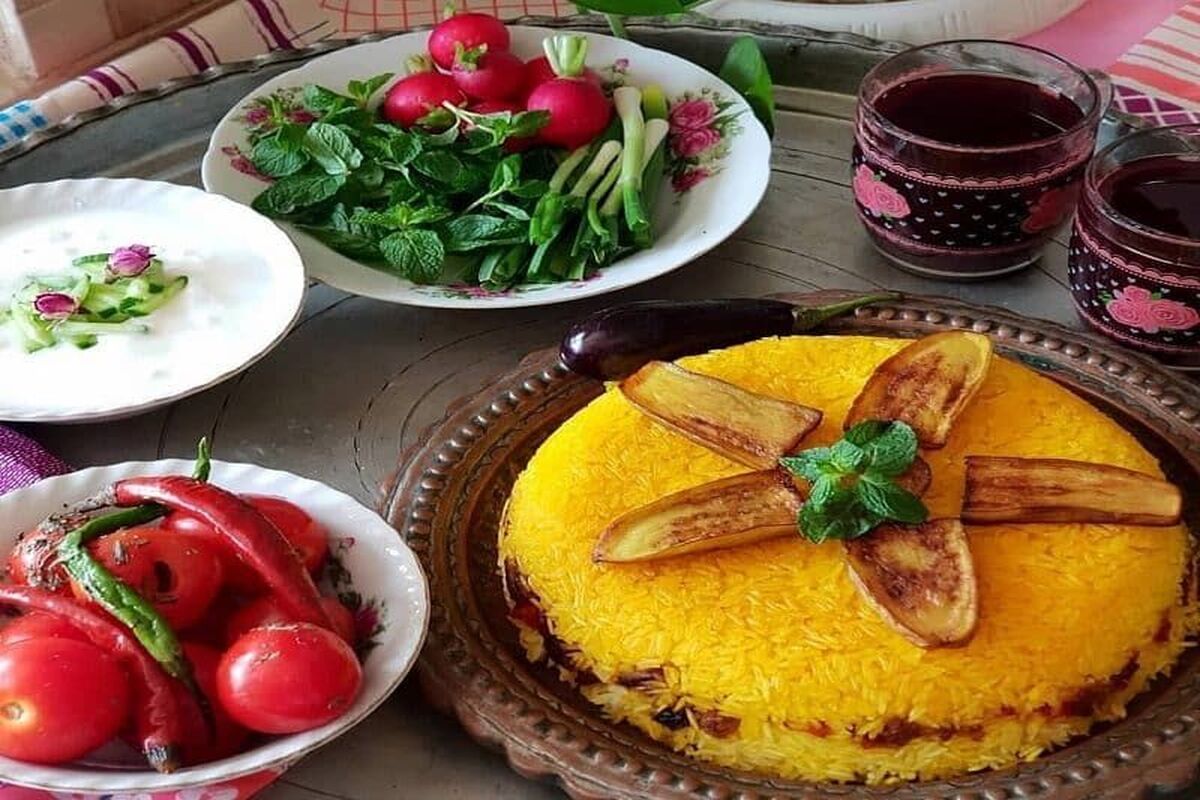 طرز تهیه بادمجان پلو قزوینی | طعم بی‌نظیر پلوی مخلوط رستورانی