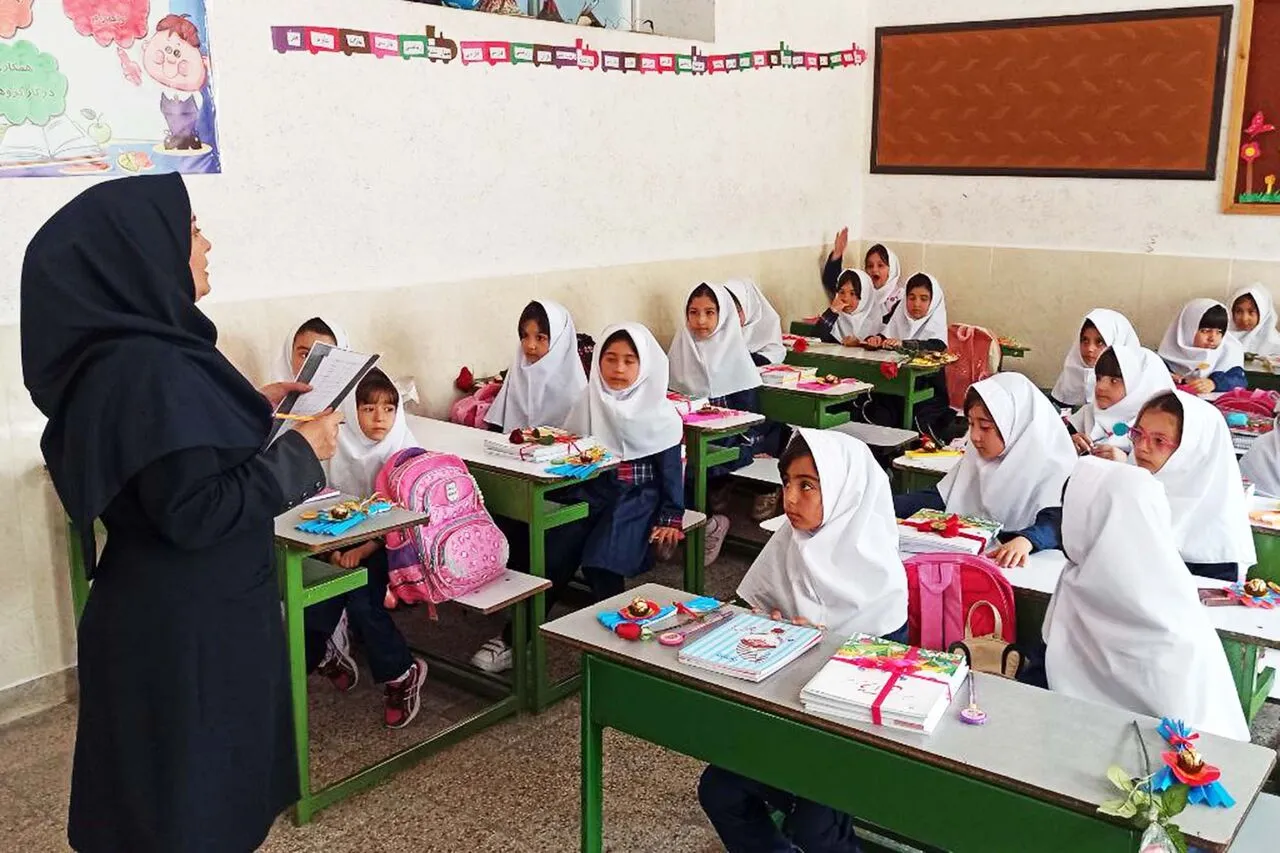 استفاده از موبایل در مدارس به تصمیم شورای مدرسه بستگی دارد