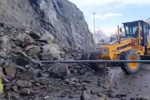 بارندگی باعث ریزش سنگ در تونل‌های شماره ۳ و ۵ محور کرج-کندوان شد