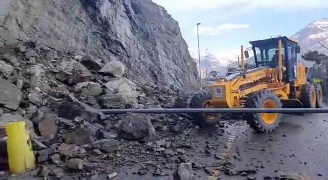 بارندگی باعث ریزش سنگ در تونل های شماره ۳ و ۵ محور کرج کندوان شد