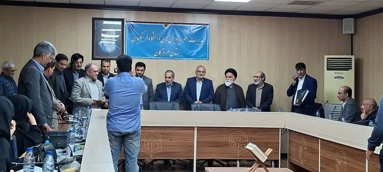 تجلیل رئیس سازمان بسیج اساتید از پدر دو شهیده مدرسه شجره طیبه میناب