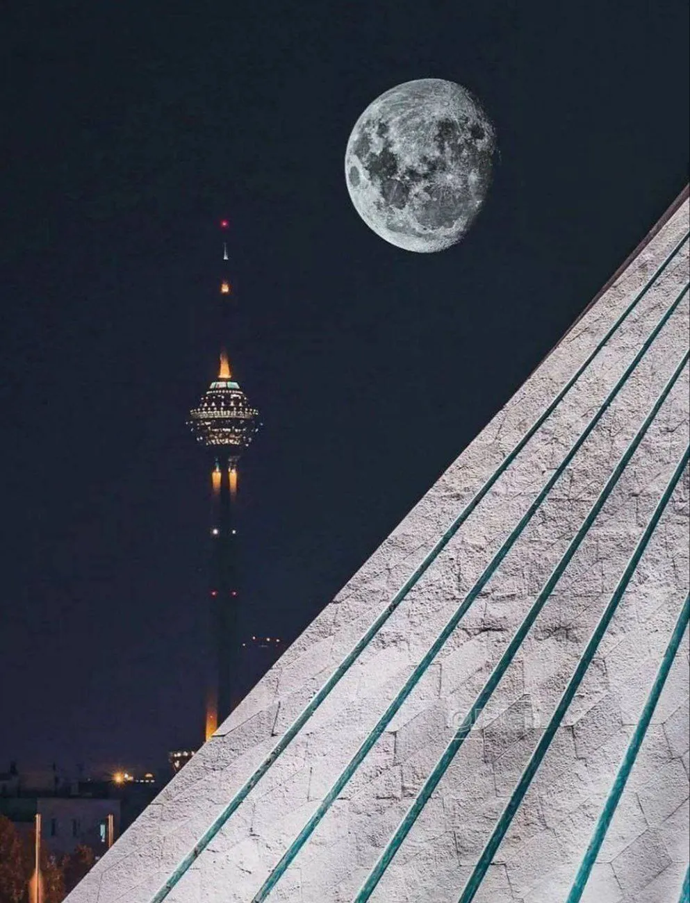 تصویر هنری برج میلاد تهران در کنار ماه بدر و نمایی از برج آزادی