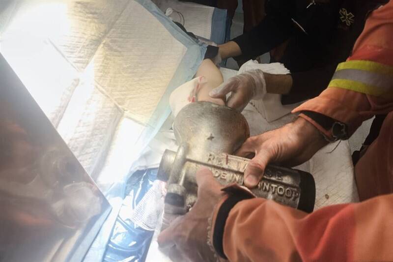 دست زن ۴۸ ساله در چرخ گوشت صنعتی در خیابان فلسطین گیر کرد