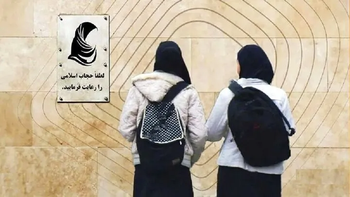 رئیس دانشگاه تهران کارگروه حجاب پیش از ارجاع به شورای انضباطی گفت وگو می کند