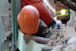 سقوط بخشی از دیوار در بوکان کارگر ساختمانی را مصدوم کرد