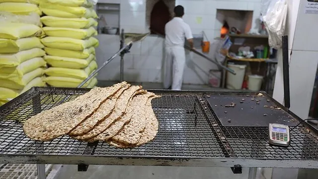 فروش وزنی نان سنگک ابتدا به صورت آزمایشی در تهران اجرا می شود
