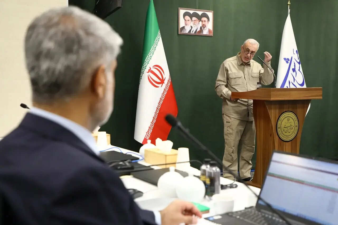 مهرداد اخلاقی کتابچی با ۲۳۷ رأی موافق وزیر دفاع شد