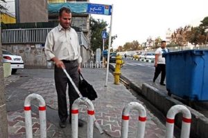 نابینایان در معابر یزد با موانع روزمره تردد روبه‌رو هستند
