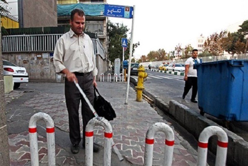 نابینایان در معابر یزد با موانع روزمره تردد روبه رو هستند