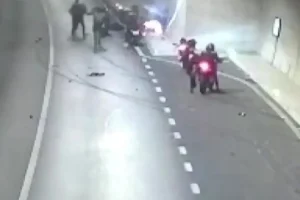 نوربالای موتورسوار در تونل به تصادفی شدید انجامید