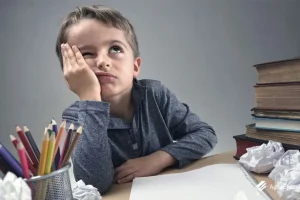 والدین هنگام انجام تکالیف؛ کنار کودک باشند، نه به‌جای او