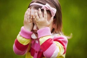 روانشناس: برای کمک به کودک گوشه‌گیر، علت رفتار را پیدا کنید