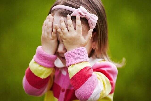 روانشناس برای کمک به کودک گوشه گیر علت رفتار را پیدا کنید
